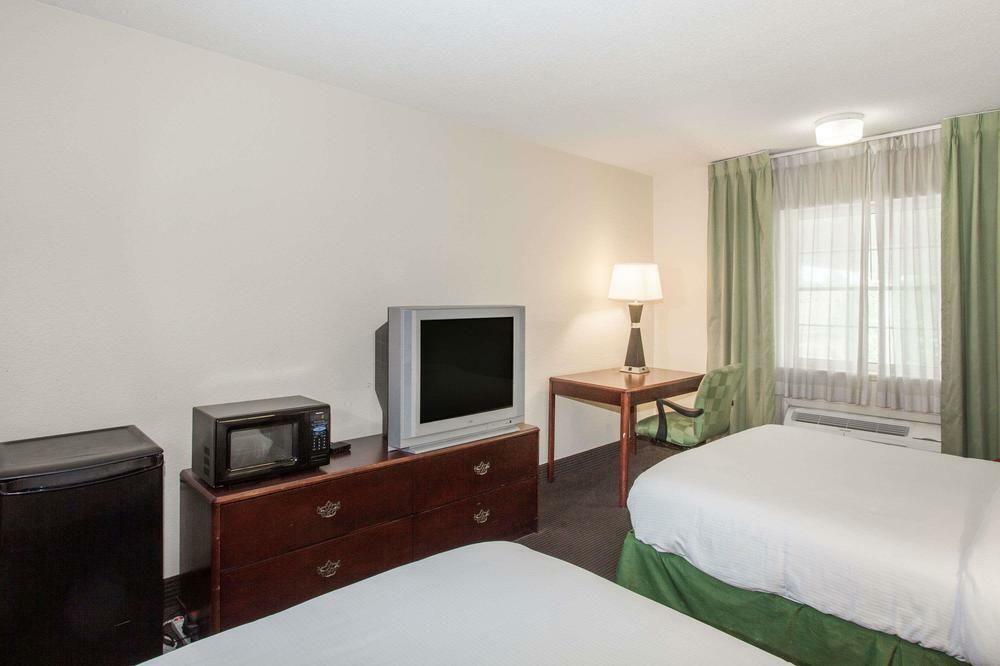 Baymont By Wyndham Jefferson Hotel